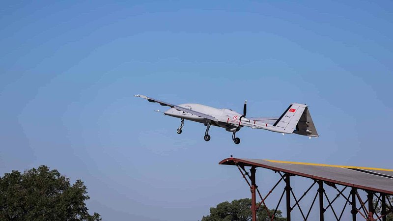 TB-3 "Байрактар" стартует с рампы (Турция)